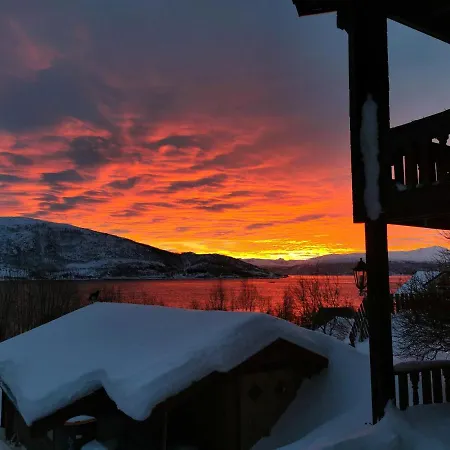 Loghouse In Arctic Wonderland! *