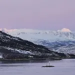 Апартаменты Loghouse In Arctic Wonderland! *